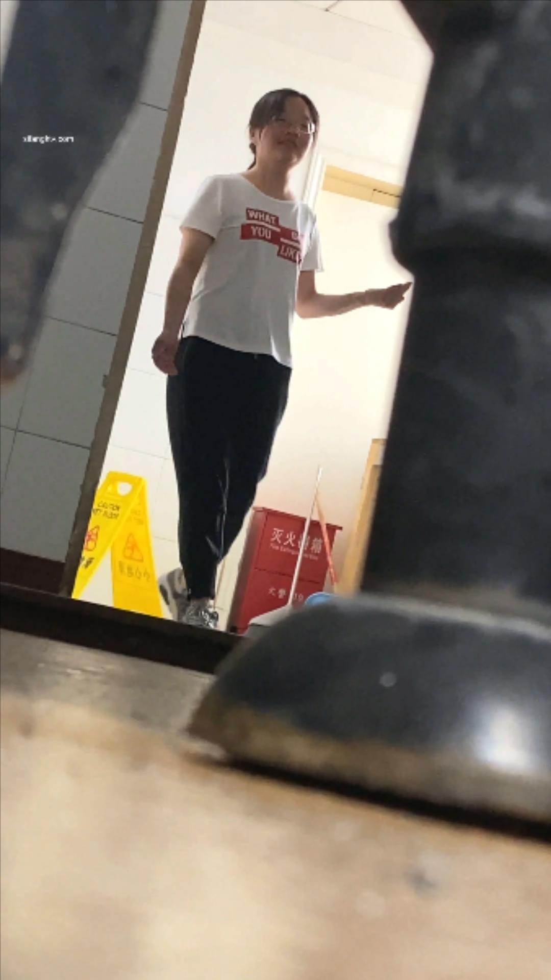 大神潜入医院厕所偷拍美女医生和患者 贴逼拍摄 危险系数也是相当大的 第二季.mp4_2023.jpg